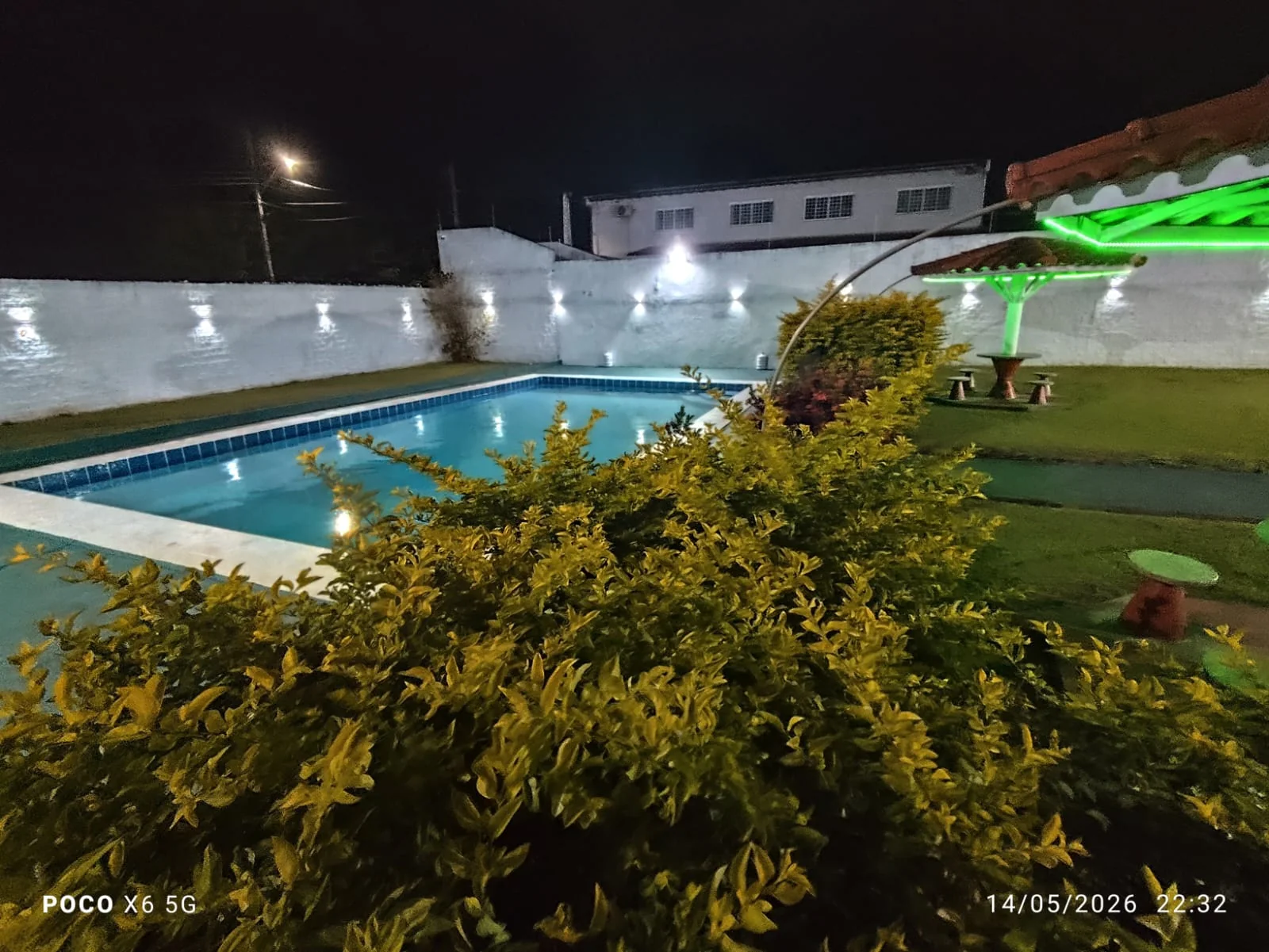Piscina iluminada à noite na Chácara Recanto do Sonho